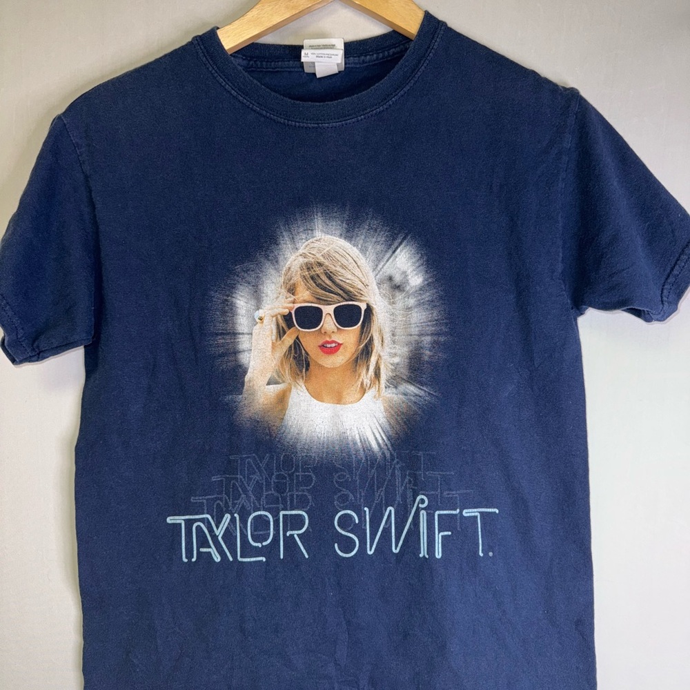 Taylor Swift 1989 tour t shirt size medium but runs‎ small 2015